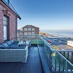 Host & - Captain's Deck Seafront Apartment *