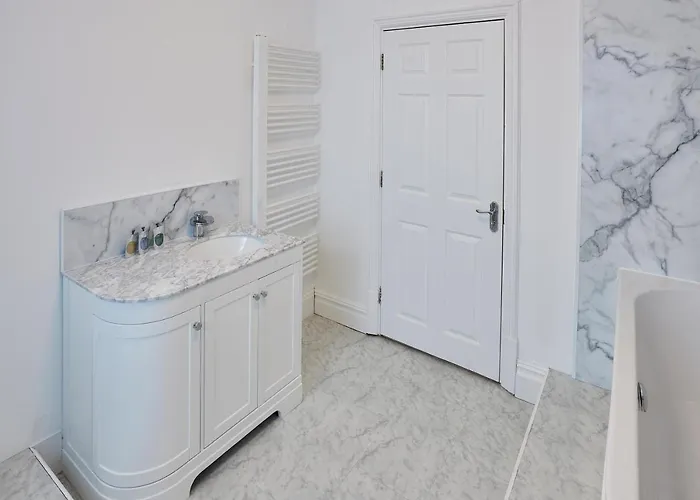 Host & - Captain's Deck Seafront *