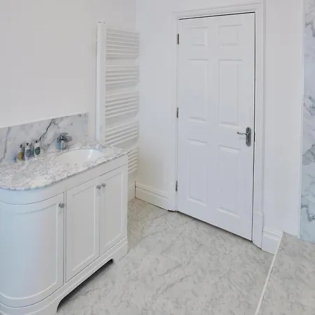 Host & - Captain's Deck Seafront *